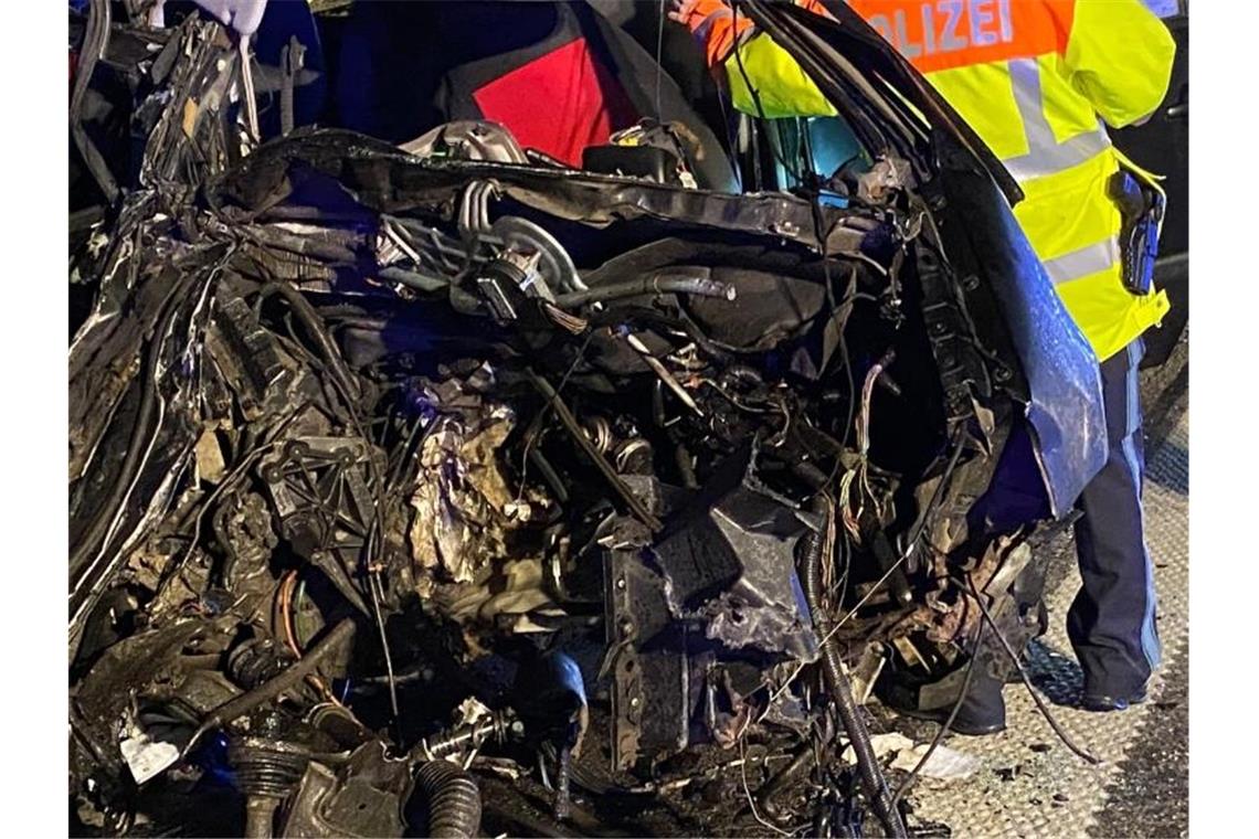 Nach einem Unfall auf der A99 ist ein Fahrzeug völlig zerstört. Foto: Michael Schmelzer/vifogra/dpa