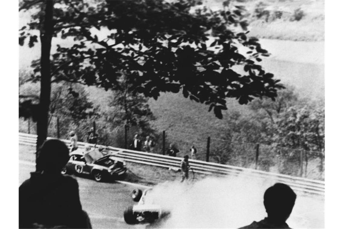 Nach einem Unfall im August 1976 ging Niki Laudas Ferrari auf dem Nürburgring in Flammen auf. Foto: UPI