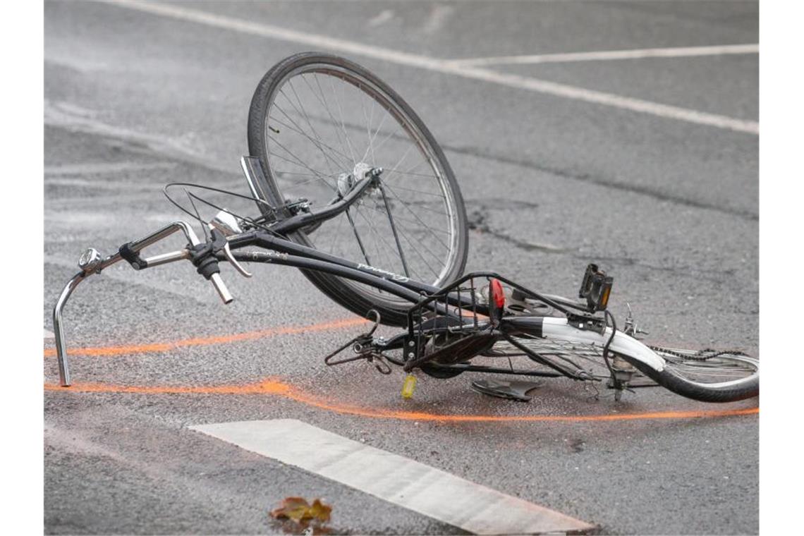 Nach einem Unfall liegt ein zerstörtes Fahrrad auf der Straße. Nach Angaben des Verkehrssicherheitsrats waren 2018 29 Prozent aller bei Unfällen getöteten Verkehrsteilnehmer Fußgänger und Radfahrer. Foto: Arnulf Stoffel/dpa