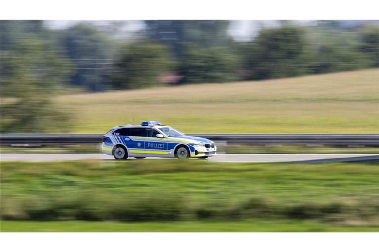 Nach einem Unfall mit einem Streifenwagen liegt ein kleiner Junge noch immer im Krankenhaus (Archivbild).