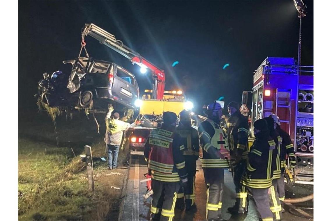 Nach einem Unfall mit fünf Toten auf der Bundesstraße 253 bei Fritzlar wird ein Autowrack geborgen. Foto: Nicole Schippers/dpa