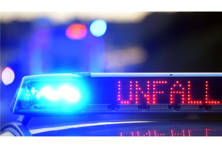 Nach einem Unfall mit mehreren Fahrzeugen geht es auf der Autobahn 8 bei Karlsbad nur schleppend voran (Symbolfoto).