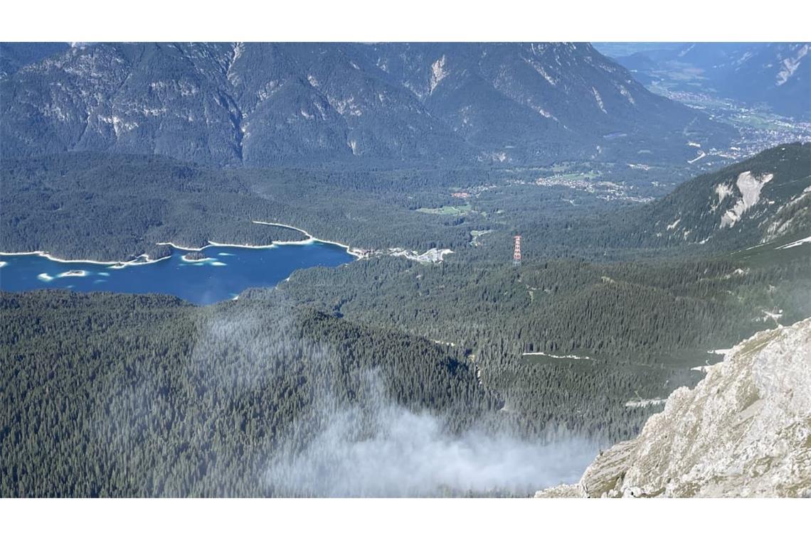 Nach einem weiteren Felssturz steigt eine Staubwolke an der Zugspitze auf.