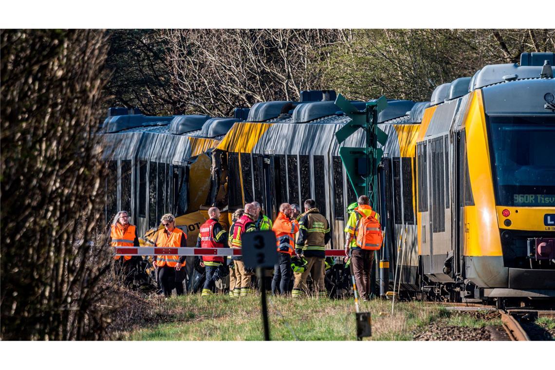 Nach einem Zugunfall mit mehreren Verletzten in Dänemark sind Rettungskräfte an der Unfallstelle im Einsatz.