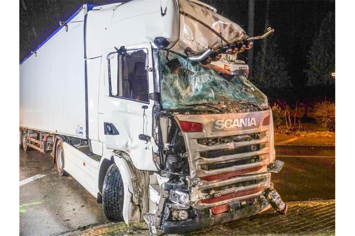 Sattelzug kracht gegen Schule: Loch in Fassade Nach einem Zusammenprall ist ein Lkw schwer beschädigt. Foto: Christina Häußler/Einsatz-Report24/dpa/Aktuell