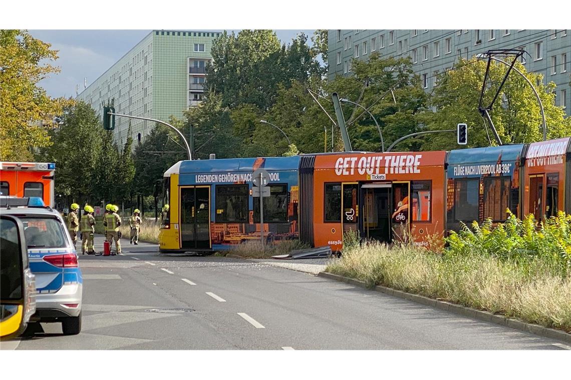 Tram und Reisebus stoßen in Mitte zusammen - Fahrer verletzt Nach einem Zusammenstoß mit einem Reisebus entgleist eine Tram.