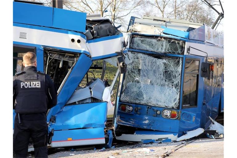 Nach einem Zusammenstoß von zwei Straßenbahnen in Rostock sichern Polizisten die Unfallstelle. Foto: Bernd Wüstneck/dpa-Zentralbild/dpa