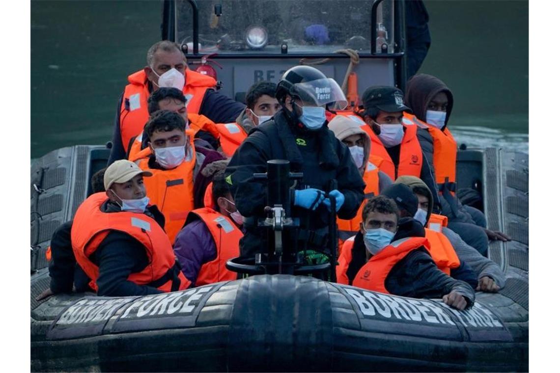 Nach einem Zwischenfall im Ärmelkanal bringen Grenzschutzbeamte Migranten in den Hafen von Dover. Foto: Gareth Fuller/PA Wire/dpa