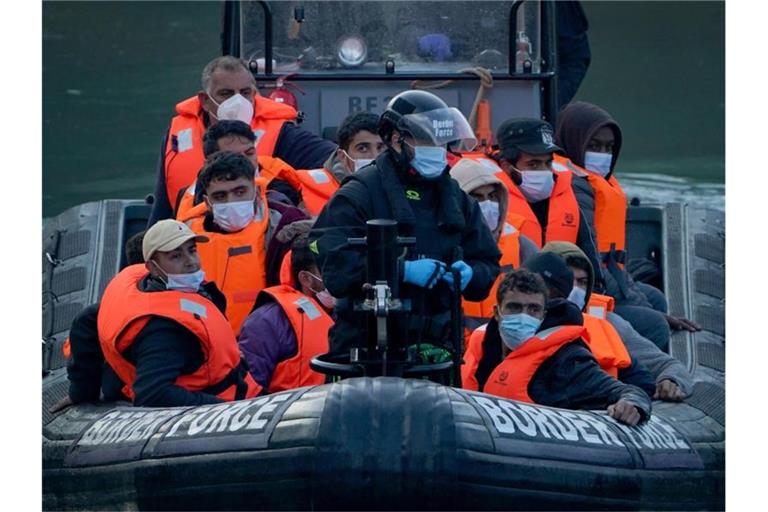 Nach einem Zwischenfall im Ärmelkanal bringen Grenzschutzbeamte Migranten in den Hafen von Dover. Foto: Gareth Fuller/PA Wire/dpa