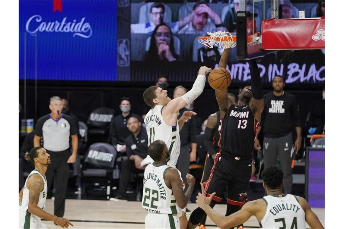 Nach einer 100:115 gegen die Miami Heat liegen die Bucks in der Halbfinalserie der Eastern Conference mit 0:3 zurück. Foto: Mark J. Terrill/AP/dpa