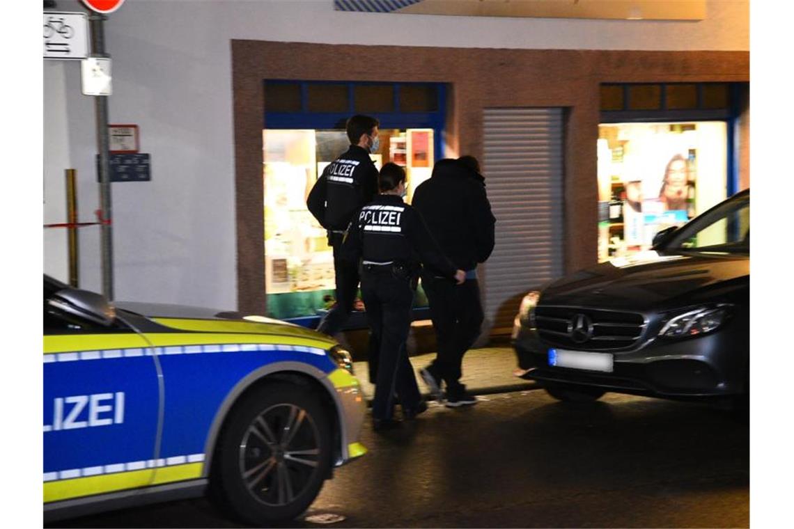 Jugendliche geraten in Eppelheim aneinander: Fahndung Nach einer Auseinandersetzung zwischen Jugendlichen folgen Polizisten einer Person in Eppelheim. Foto: Rene Priebe/dpa
