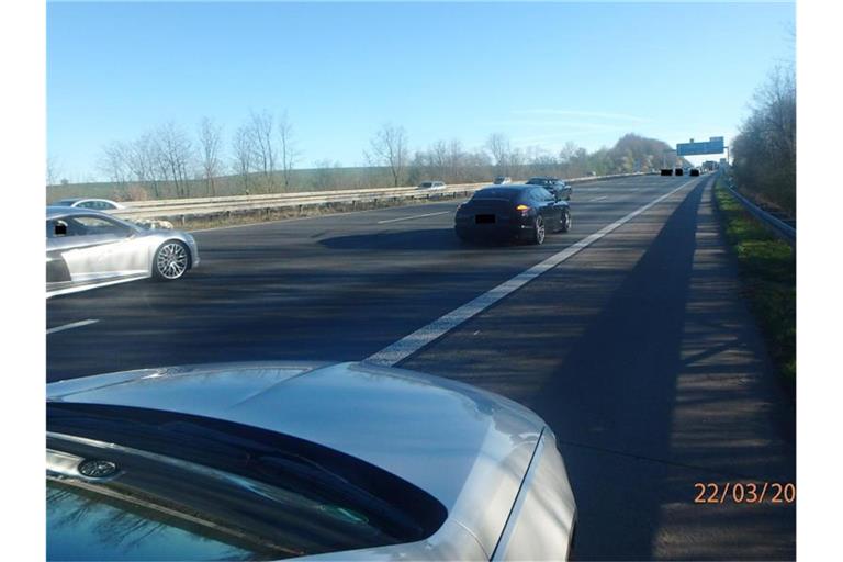 Nach einer Autoblockade der A3 am 22. März durch eine Hochzeitsgesellschaft sind nun mehrere Objekte im Raum Wesel durchsucht worden. Foto: Polizei Düsseldorf