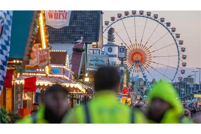 Nach einer Bombendrohung wurde am Mittwoch das Oktoberfest gesperrt. Am Abend startete dann der Festbetrieb.