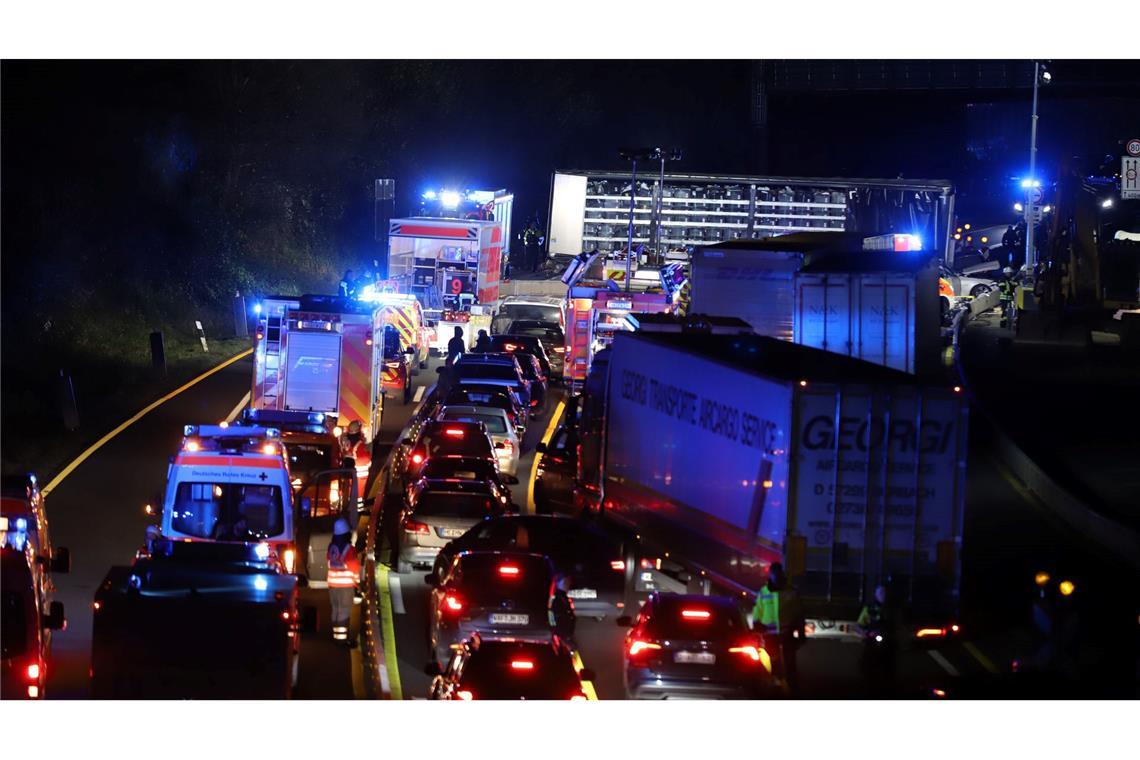 Lkw-Horrorfahrt auf Autobahnen - Trümmer und viele Verletzte Nach einer Chaosfahrt über mehrere Autobahnen wurde der Lkw-Fahrer aus dem Verkehr gezogen.