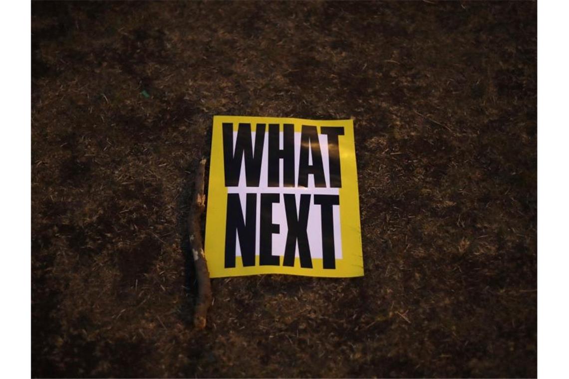Nach einer Demo von Brexit-Gegnern ist vor dem Parlament ein Plakat liegen geblieben: "What next" ? Foto: Matt Dunham/AP