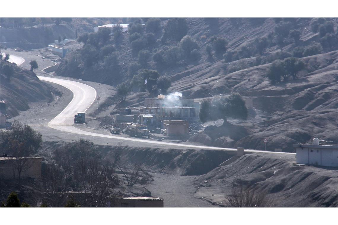 Nach einer Explosion an einem afghanischen Grenzposten steigt Rauch auf.
