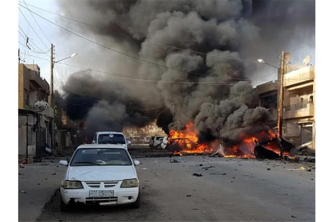 USA fordern Abbruch von Syrien-Offensive Nach einer Explosion brennen mehrere Autos in einer Straße in Qamischli im syrisch-türkischen Grenzgebiet. Foto: -/ANHA/AP/dpa