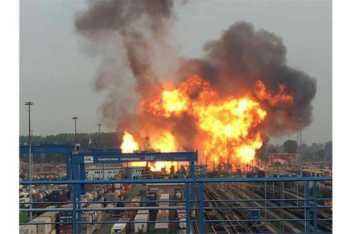Nach einer Explosion brennt es auf dem Gelände des Chemiekonzerns BASF in Ludwigshafen (Rheinland-Pfalz). Foto: Einsatzreport Südhessen/Archivbild