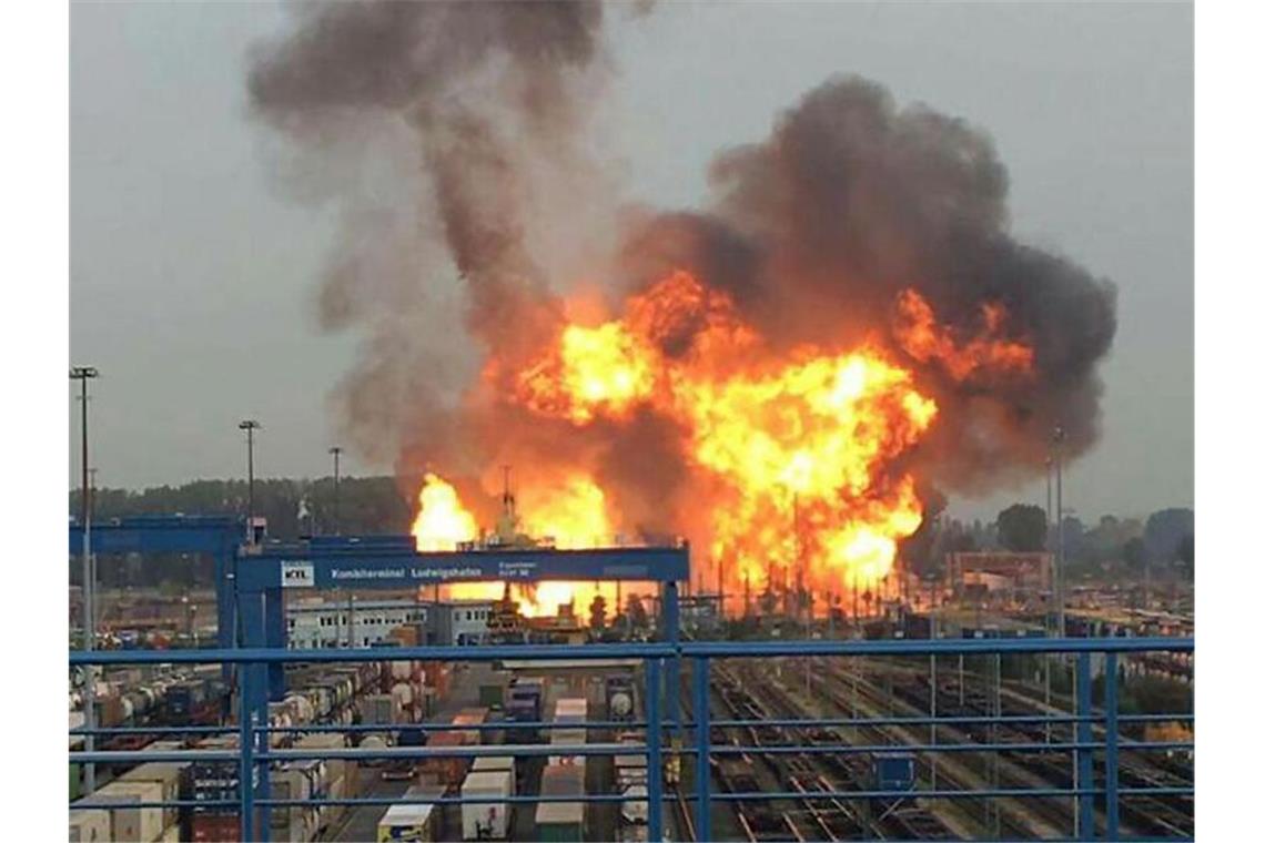 Nach einer Explosion brennt es auf dem Gelände des Chemiekonzerns BASF in Ludwigshafen. Foto: Einsatzreport Südhessen/Archivbild