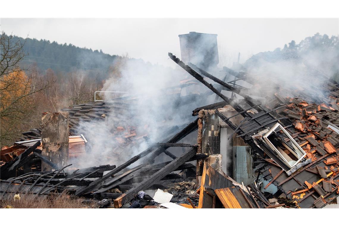 Nach einer Explosion im oberpfälzischen Chamerau gerät ein Wohnhaus in Vollbrand. (Archivbild)