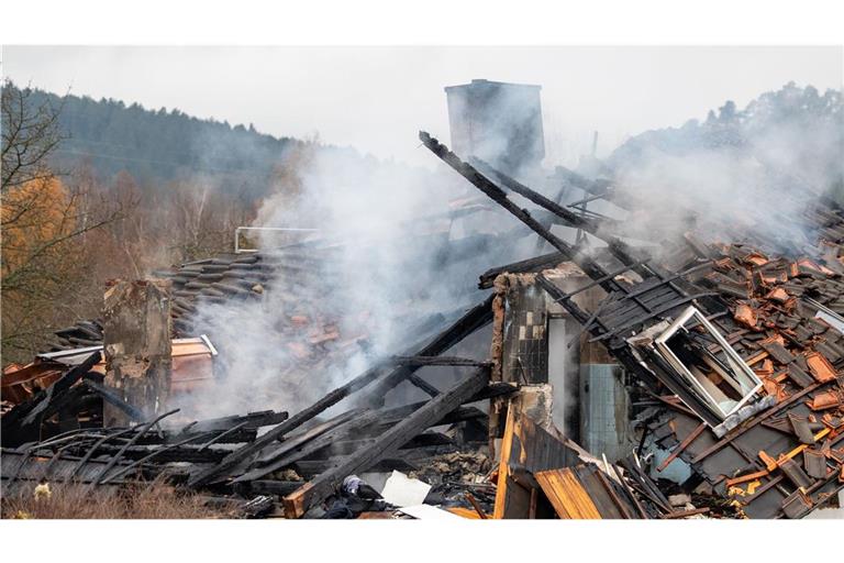 Nach einer Explosion im oberpfälzischen Chamerau gerät ein Wohnhaus in Vollbrand. (Archivbild)