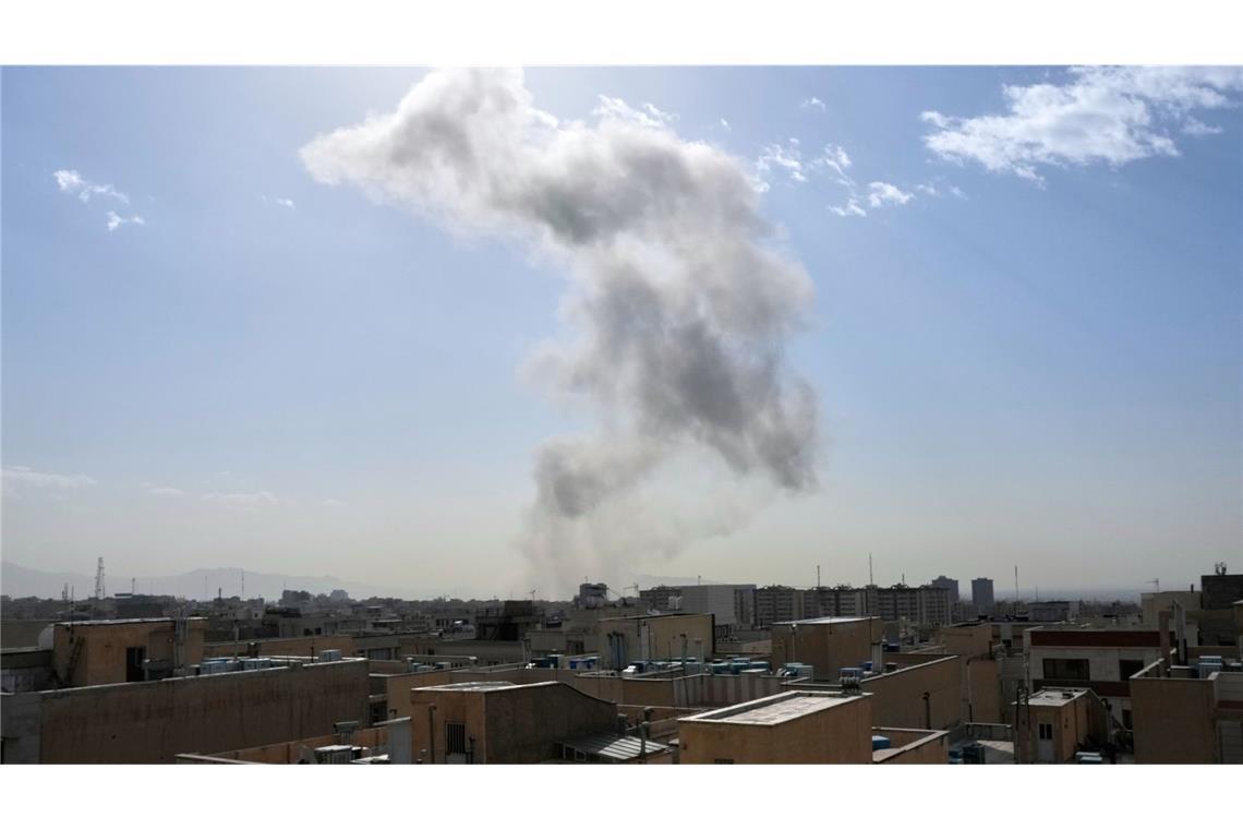 Nach einer Explosion in Teheran steigt Rauch am Morgen auf. Die USA und Israel haben Iran angegriffen.