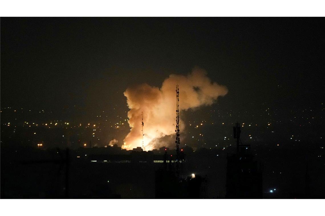 Bilder des Tages Nach einer Explosion in Teheran steigt Rauch auf.