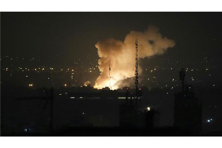Nach einer Explosion steigt in Teheran Rauch auf.