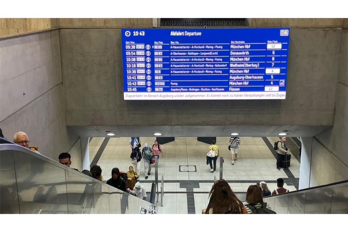 Nach einer Explosion und dem Fund eines verdächtigen Gegenstandes, der sich als harmlos herausstellte, läuft der Verkehr am Bahnhof wieder an.