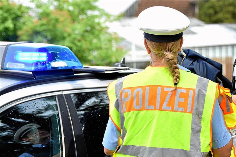 Nach einer Fahndung konnte die Polizei den Täter festnehmen.  Symbolfoto: Tobias Sellmaier