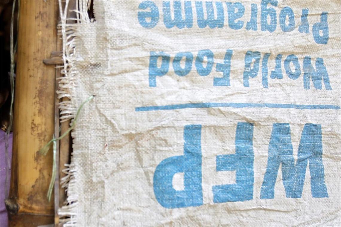 Nach einer fast dreimonatigen Blockade sind erstmals wieder Hilfslieferungen im Gazastreifen angekommen.