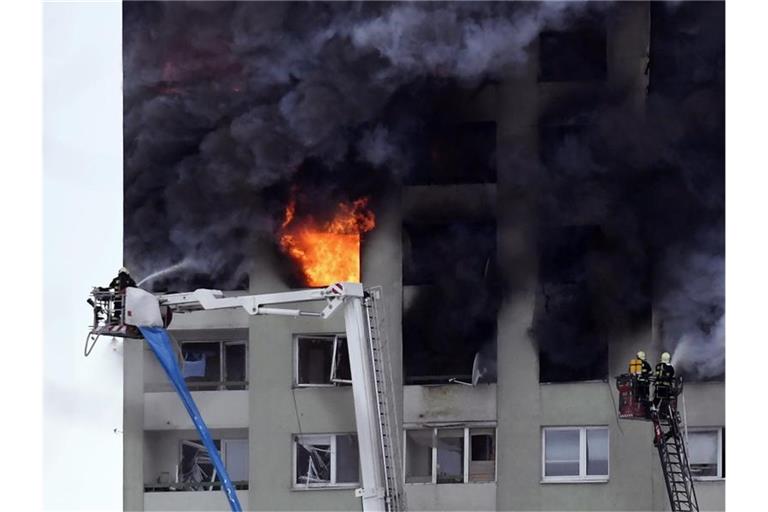 Nach einer Gasexplosion war in einem Hochhaus im slowakischen Presov ein Brand ausgebrochen. Foto: Frantisek Ivan/TASR/dpa