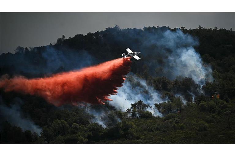 Nach einer Hitzewelle kämpft die Feuerwehr vielerorts in Südfrankreich gegen Waldbrände.