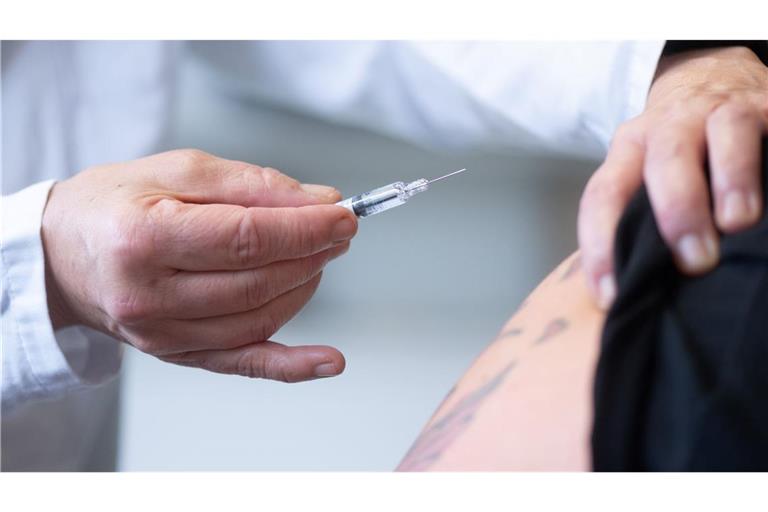Nach einer Impfung fordert ein Mann von seiner Ärztin Schmerzensgeld. (Archivbild)