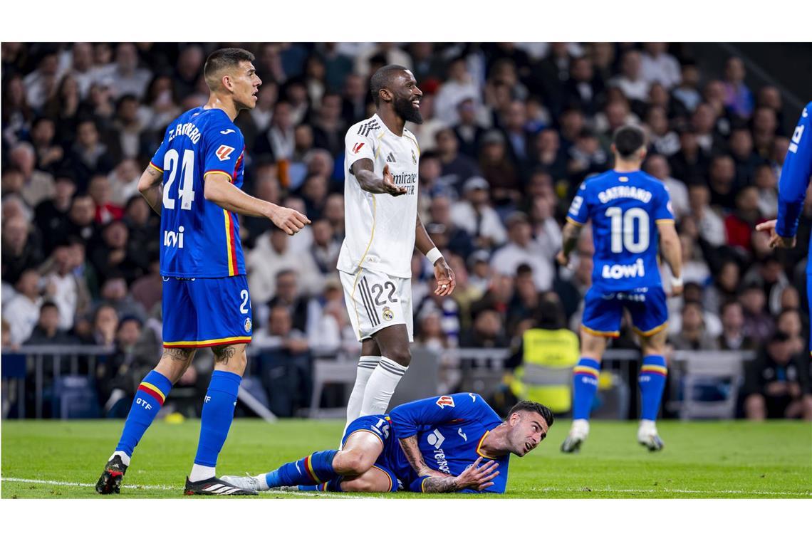 Nach einer Knie-Attacke in einem Ligaspiel mit Real Madrid gerät Antonio Rüdiger (M) in die Schlagzeilen.