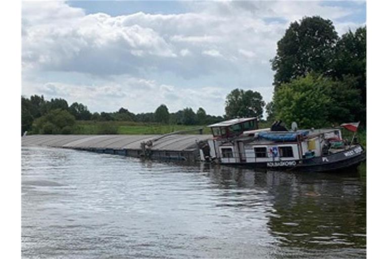 Nach einer Kollision auf der Weser ist ein mit Mais beladenes Schiff untergegangen. Foto: Wasserschutzpolizei Nienburg/dpa