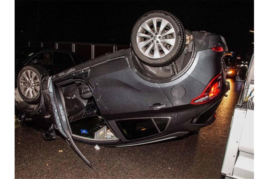 Mann überschlägt sich mit Auto: Alkoholgeruch festgestellt Nach einer Kollision mit einem geparkten Fahrzeug liegt ein Pkw auf dem Dach. Foto: Dettenmeyer/SDMG/dpa