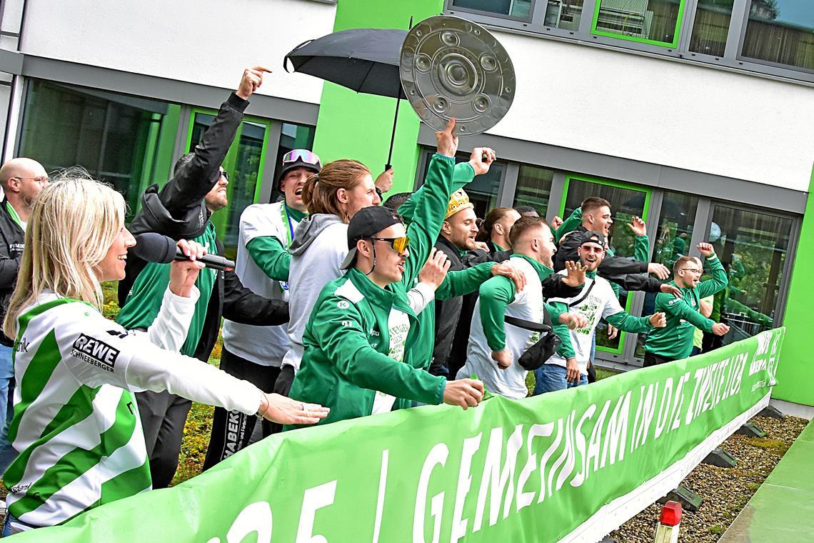 HCOB-Aufstiegsparty mit mehreren Akten Nach einer langen Partynacht präsentierte sich das HCOB-Team heute Vormittag auf dem Balkon des Hauptsponsors in Oppenweiler. Foto: Tobias Sellmaier