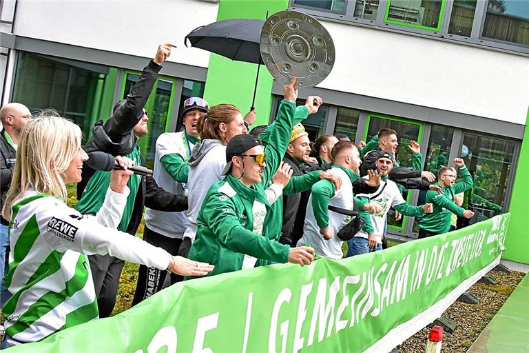Nach einer langen Partynacht präsentierte sich das HCOB-Team heute Vormittag auf dem Balkon des Hauptsponsors in Oppenweiler. Foto: Tobias Sellmaier