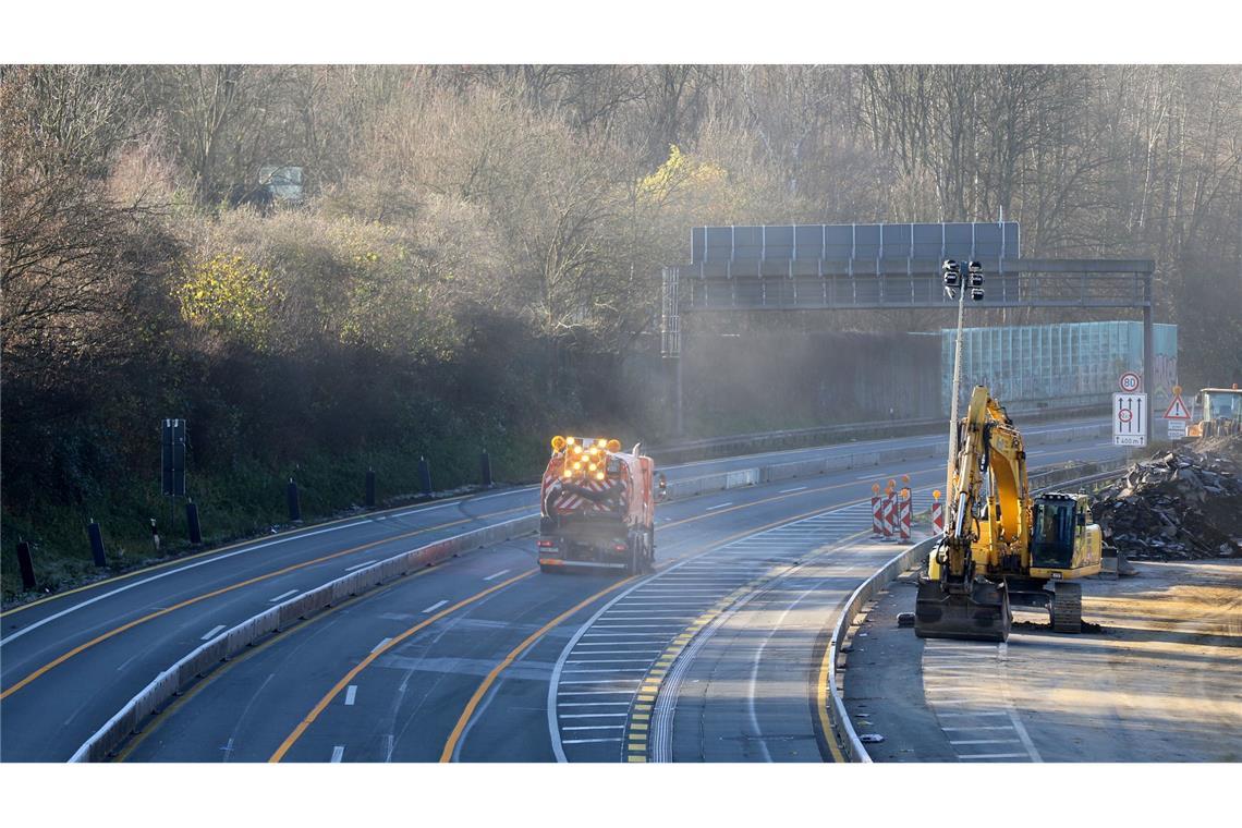 Lkw-Horrorfahrt auf Autobahnen - Trümmer und viele Verletzte Nach einer Lkw-Chaosfahrt müssen Autobahnabschnitte gesperrt, gereinigt und überprüft werden.