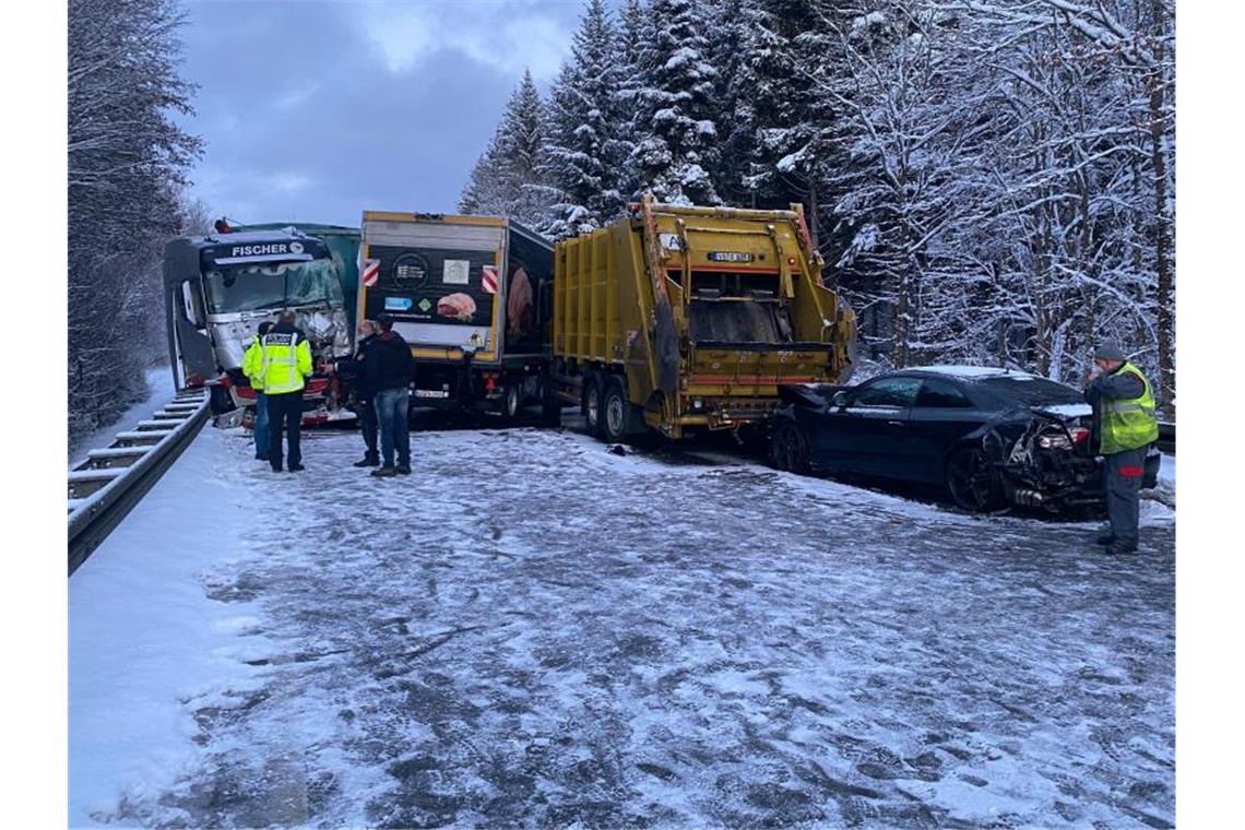 Karambolage auf Bundesstraße 27: Ein Verletzter und Schaden Nach einer Massenkarambolage auf der B27 bei Villingen-Schwenningen stehen Helfer an verkeilten Fahrzeugen. Foto: Andreas Maier/dpa