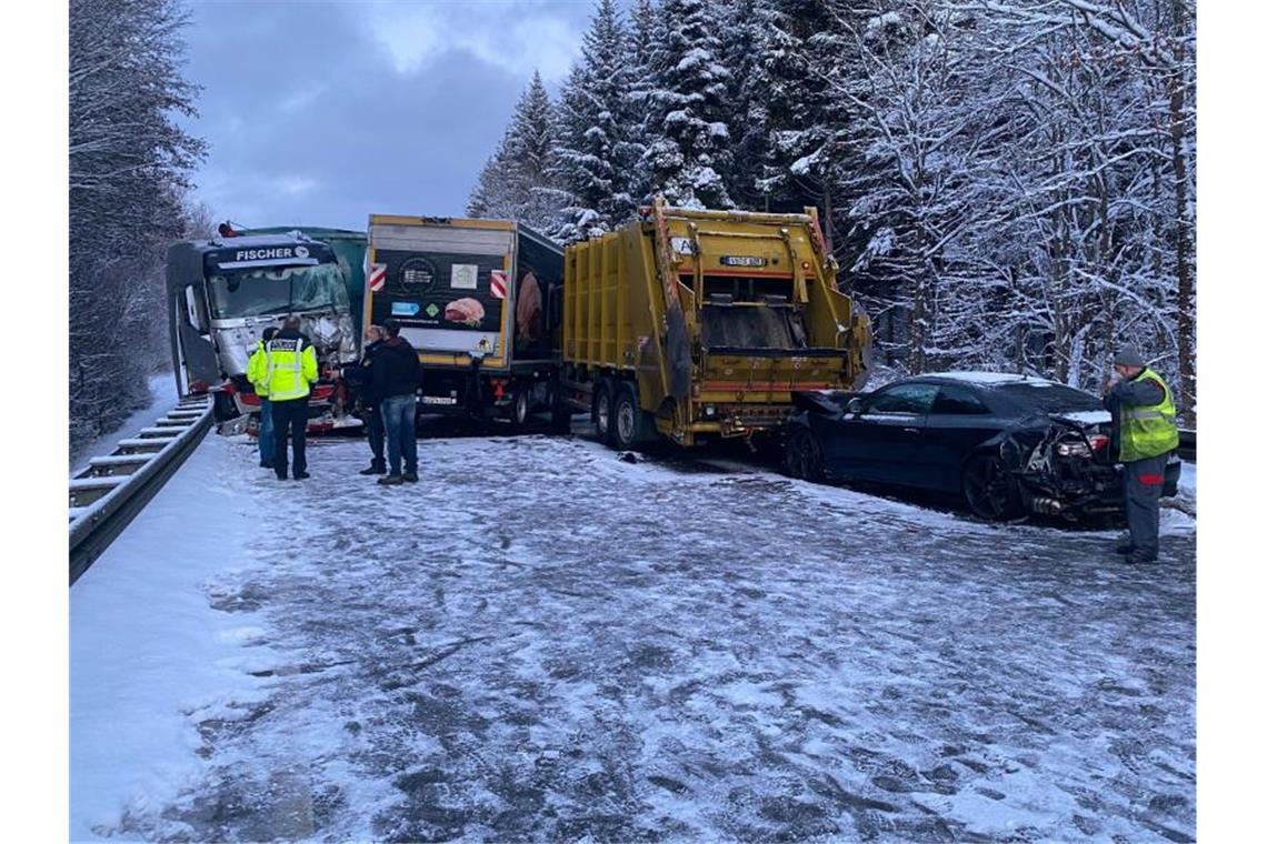 Nach einer Massenkarambolage auf der B27 bei Villingen-Schwenningen stehen Helfer an verkeilten Fahrzeugen. Foto: Andreas Maier/dpa