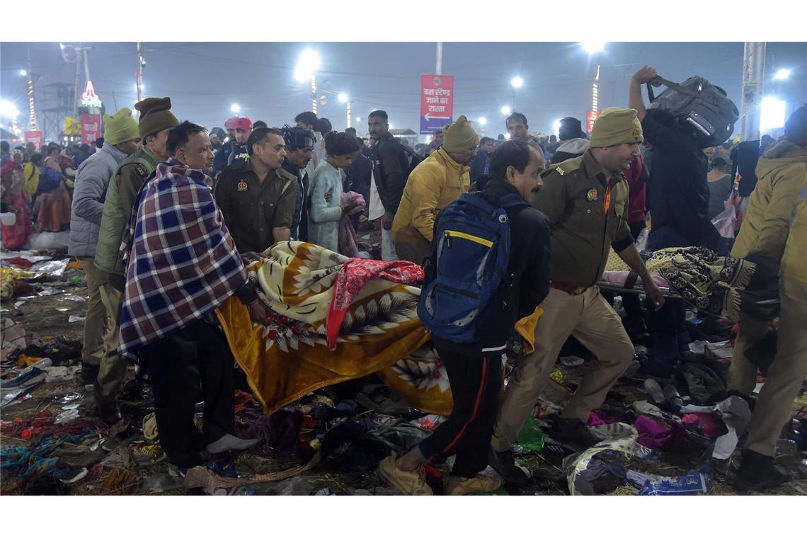 Pilgerfest in Indien: 30 Tote bei Massenpanik Nach einer Massenpanik tragen Helfer Opfer weg.