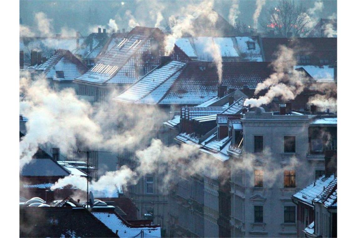Nach einer Nacht mit Temperaturen bis zu minus 20 Grad Celsius qualmen in Leipzig die Schornsteine: Die bessere Wärmedämmung von Gebäuden kann große Mengen CO2 sparen. Foto: Jan Woitas/Archiv