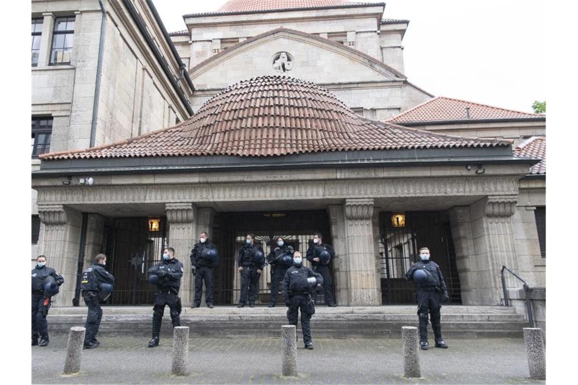 Proteste gegen Vorgehen Israels - Ausschreitungen in Berlin Nach einer Pro-Palästina-Demonstration sichert die Polizei die Westend-Synagoge in Frankfurt am Main. Foto: Boris Roessler/dpa