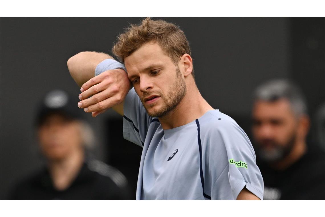 Nach einer rund vierstündigen Regenpause ist Tennisprofi Jan-Lennard Struff beim Rasenturnier in Stuttgart als letzter deutscher Teilnehmer im Achtelfinale ausgeschieden.