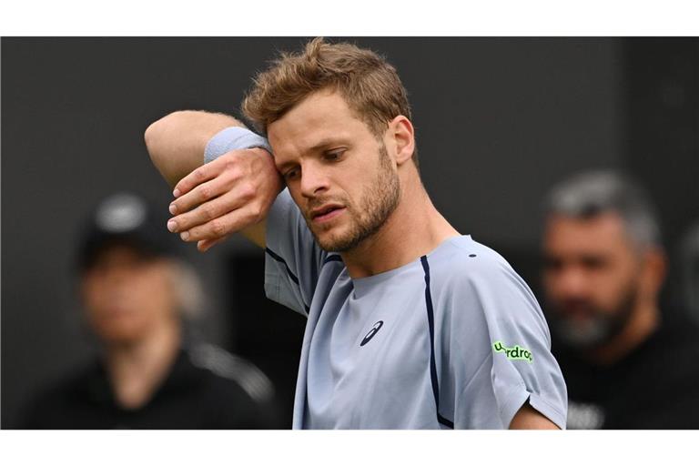 Nach einer rund vierstündigen Regenpause ist Tennisprofi Jan-Lennard Struff beim Rasenturnier in Stuttgart als letzter deutscher Teilnehmer im Achtelfinale ausgeschieden.