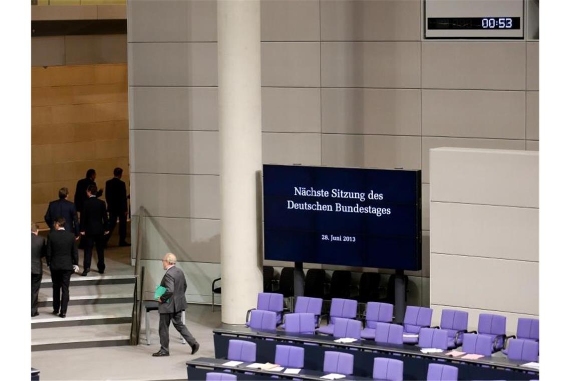 Ältestenrat gegen Nachtsitzungen im Bundestag Nach einer Sitzung verlassen Abgeordnete den Bundestag um 0:53 Uhr. Foto: Kay Nietfeld/dpa