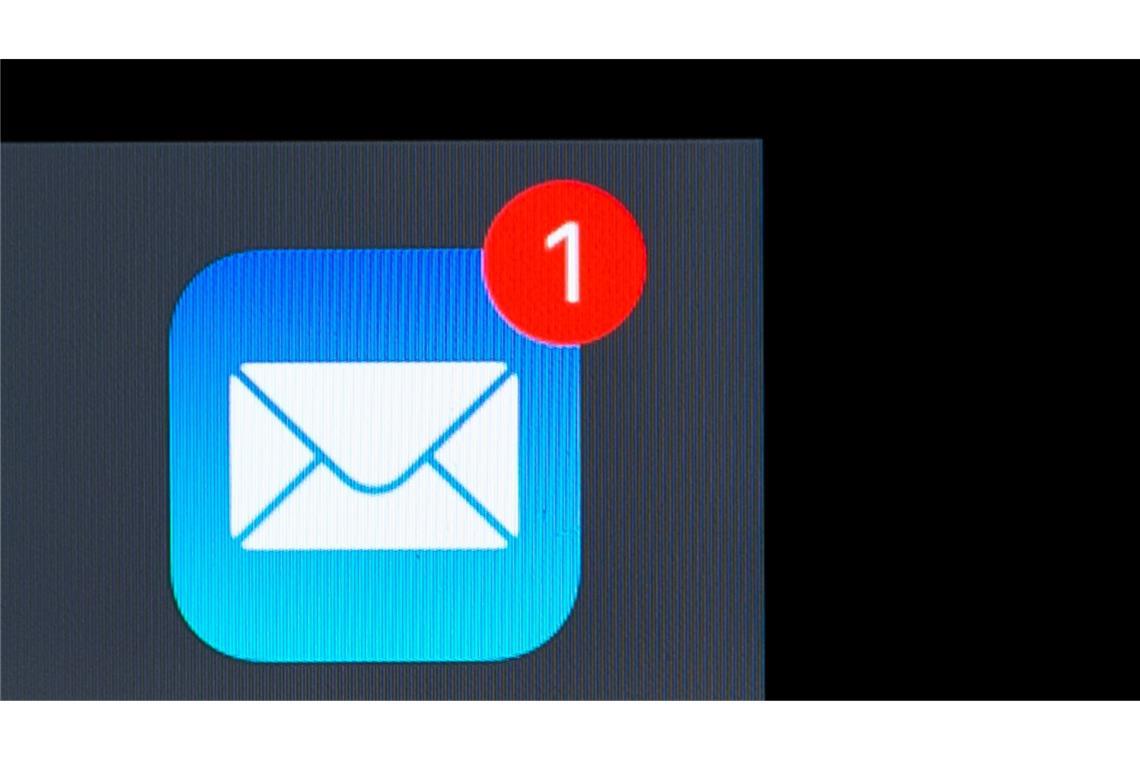Nach einer Studie des Bitkom hat die E-Mail auch im privaten Umfeld nicht an Relevanz verloren. (Archivbild)