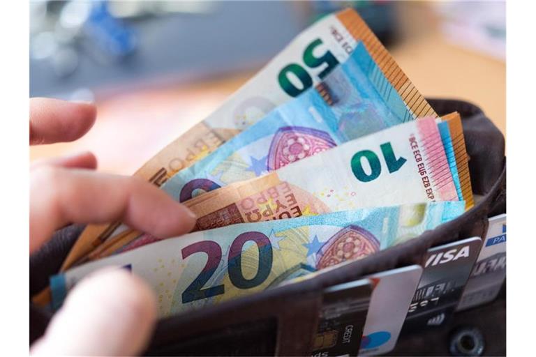 Nach einer Studie des Paritätischen Gesamtverbands ist die Einkommensschere in Deutschland weiter auseinandergegangen. Foto: Monika Skolimowska